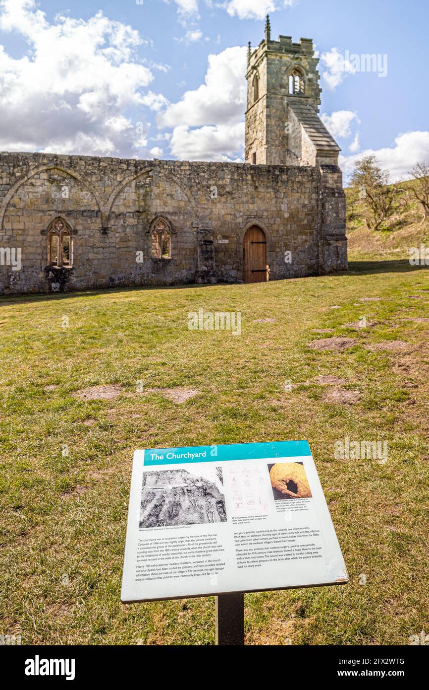 Le rovine della chiesa di St Martins a Wharram Percy deserted Medieval Village sullo Yorkshire Wolds, North Yorkshire, Inghilterra UK - un gruppo interpretativo Foto Stock