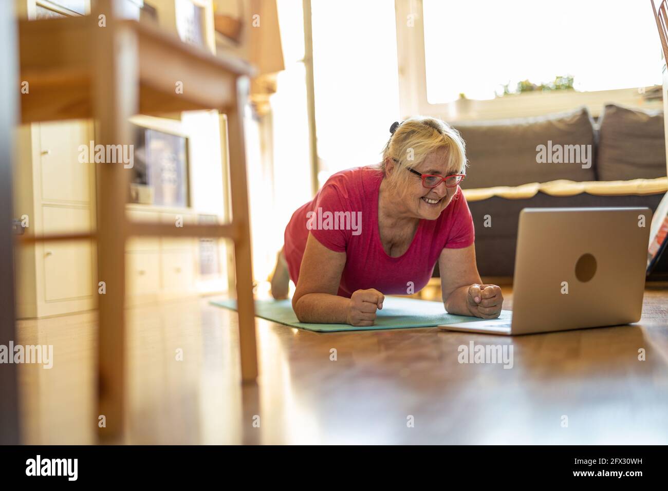 Senior donna esercizio a casa Foto Stock