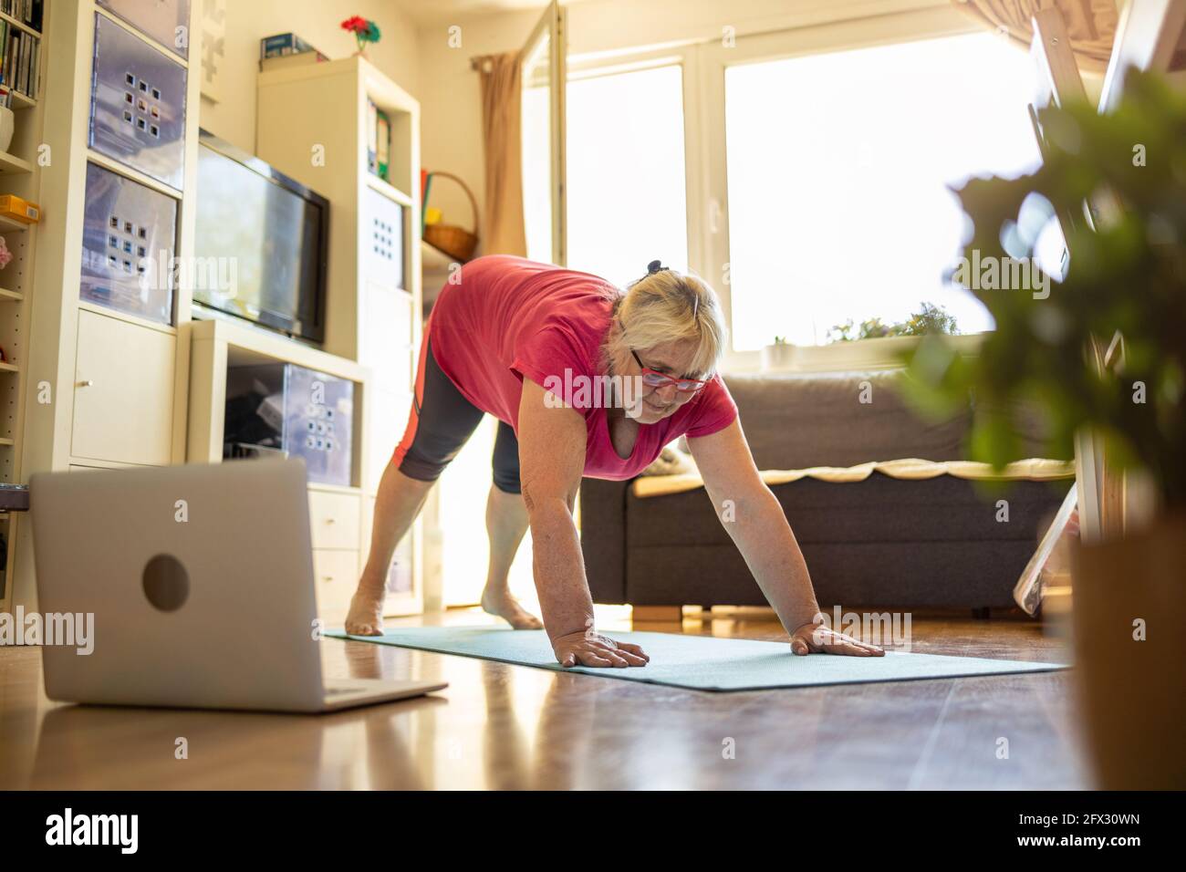 Senior donna esercizio a casa Foto Stock