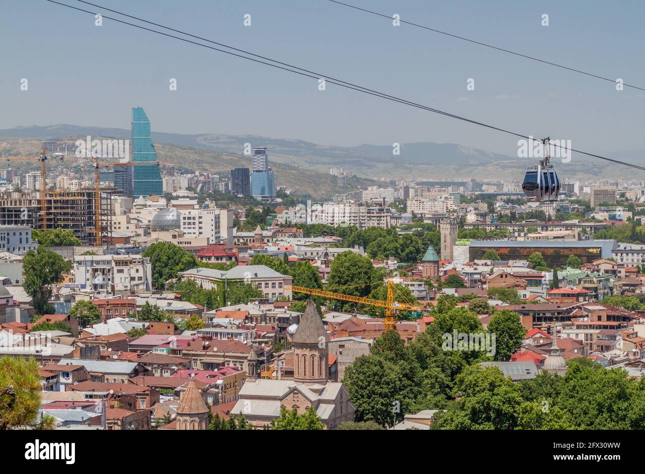 Funivia sopra la città vecchia di Tbilisi, Georgia Foto Stock