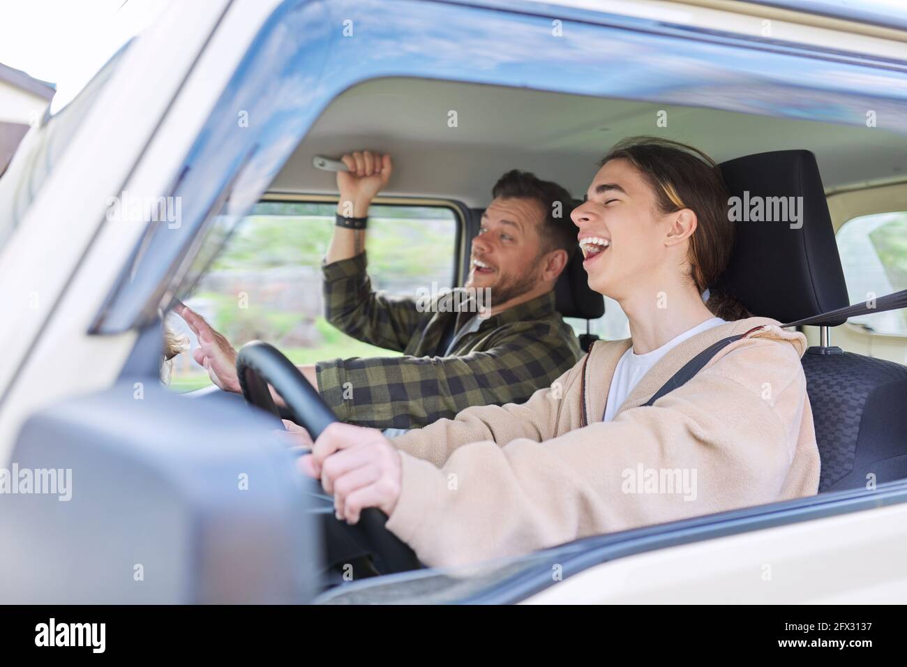 Il Figlio Può Guidare L Auto Del Padre Padre che insegna al figlio a guidare la macchina immagini e fotografie