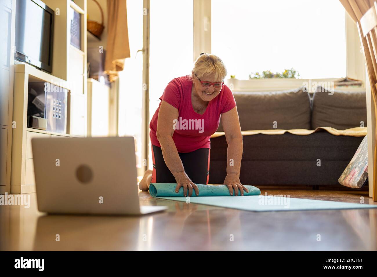 Senior donna esercizio a casa Foto Stock