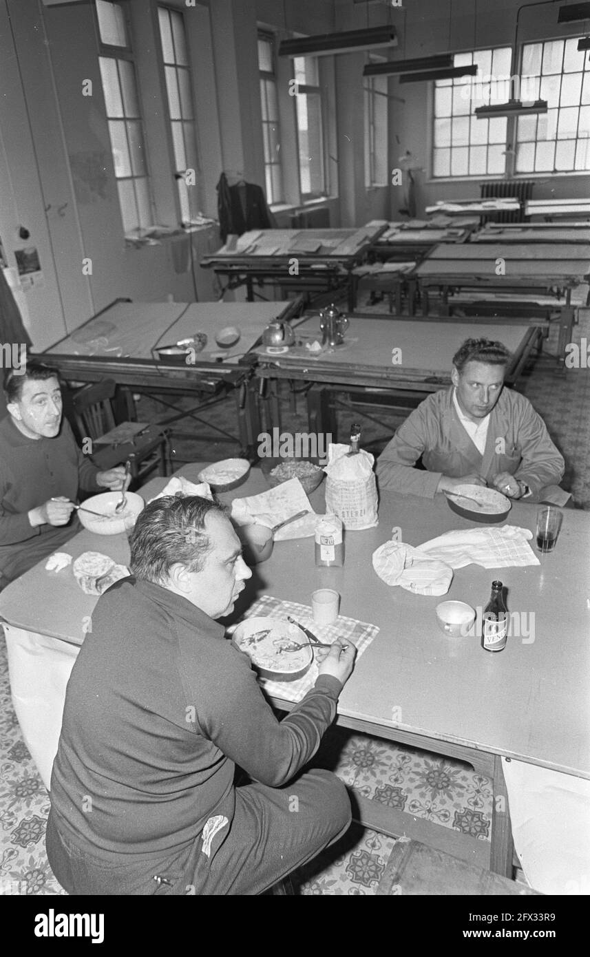 I lavoratori del metallo occupano la fabbrica in Belgio, mangiando e bevendo nella fabbrica, 1 giugno 1967, lavoratori, occupazioni, Fabbriche, Paesi Bassi, foto agenzia stampa del XX secolo, notizie da ricordare, documentario, fotografia storica 1945-1990, storie visive, Storia umana del XX secolo, che cattura momenti nel tempo Foto Stock