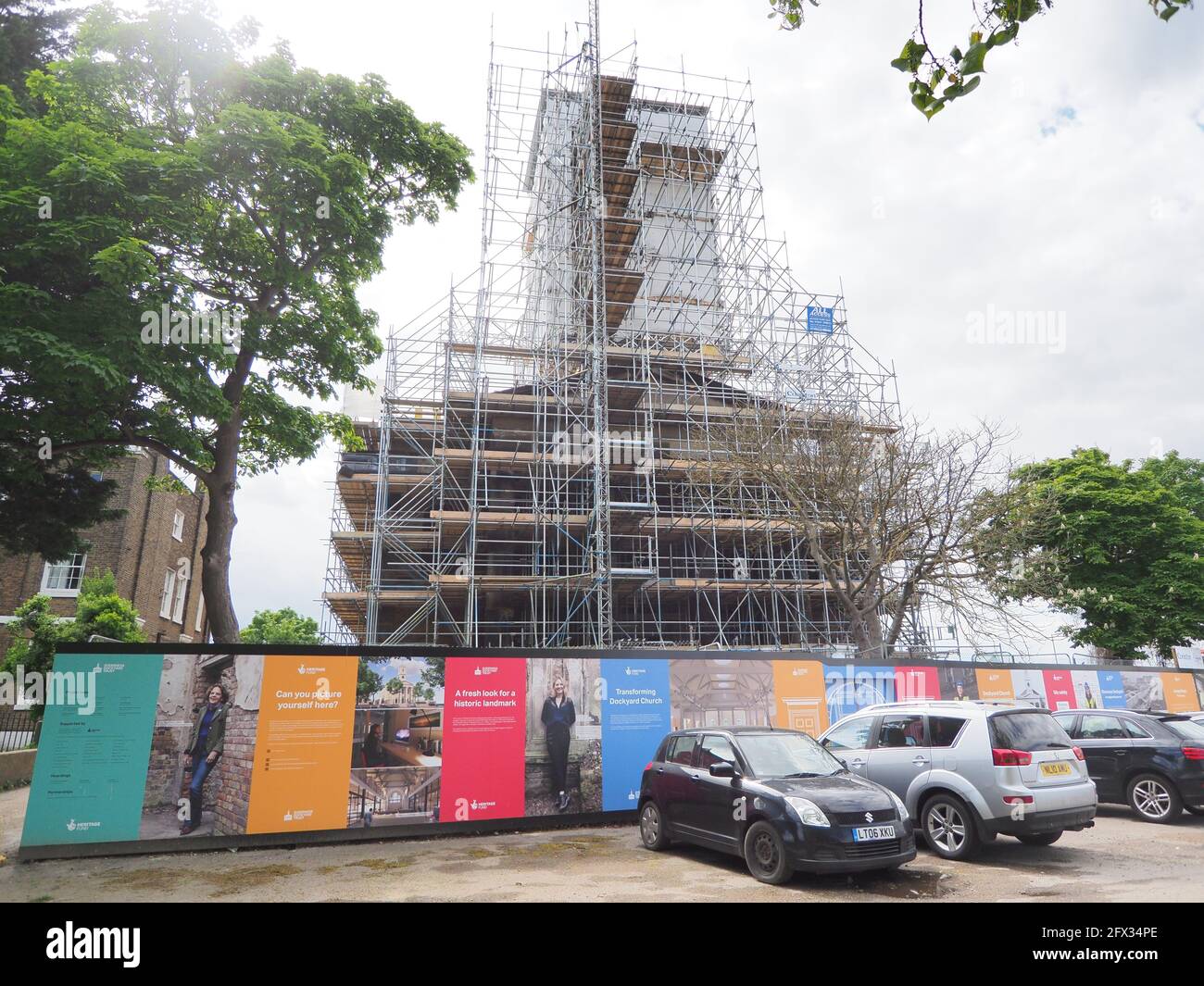 Sheerness, Kent, Regno Unito. 25 Maggio 2021. Sheerness fu uno dei cantieri navali più traffici del Regno Unito fino alla chiusura nel 1960. La storica chiesa del cantiere navale devastata dal fuoco 2001 è in fase di restauro completo da parte di un gruppo presieduto da Will Palin (figlio di Michael Palin della tv). La fiducia ha ricevuto una sovvenzione di quasi £5m dalla Lotteria Nazionale per aiutare verso il progetto di £8m. Le immagini mostrano impalcature e segnaletica per il progetto in corso. La chiesa sarà riaperta nel 2022. Credit: James Bell/Alamy Live News Foto Stock