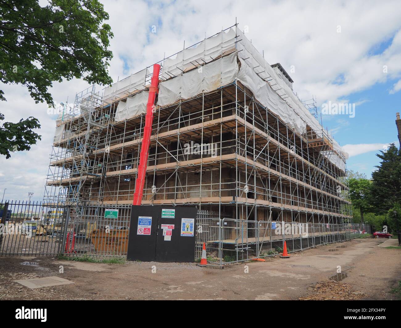 Sheerness, Kent, Regno Unito. 25 Maggio 2021. Sheerness fu uno dei cantieri navali più traffici del Regno Unito fino alla chiusura nel 1960. La storica chiesa del cantiere navale devastata dal fuoco 2001 è in fase di restauro completo da parte di un gruppo presieduto da Will Palin (figlio di Michael Palin della tv). La fiducia ha ricevuto una sovvenzione di quasi £5m dalla Lotteria Nazionale per aiutare verso il progetto di £8m. Le immagini mostrano impalcature e segnaletica per il progetto in corso. La chiesa sarà riaperta nel 2022. Credit: James Bell/Alamy Live News Foto Stock