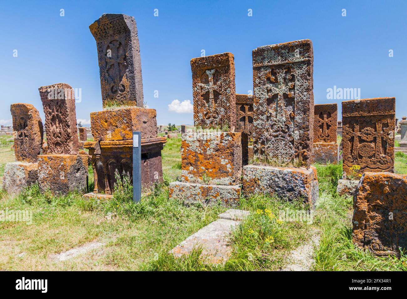 Croci di pietra conosciute come khachkars vicino al villaggio di Noratus, Armenia Foto Stock