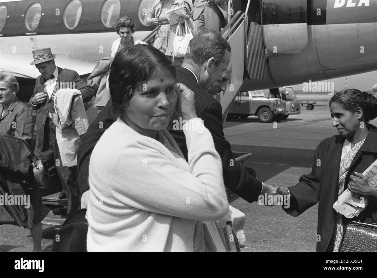 Sig.ra Lakshmi Planon Ministro indiano degli Affari Esteri all'aeroporto di Schiphol, 27 giugno 1963, Paesi Bassi, foto dell'agenzia stampa del XX secolo, notizie da ricordare, documentario, fotografia storica 1945-1990, storie visive, Storia umana del XX secolo, che cattura momenti nel tempo Foto Stock