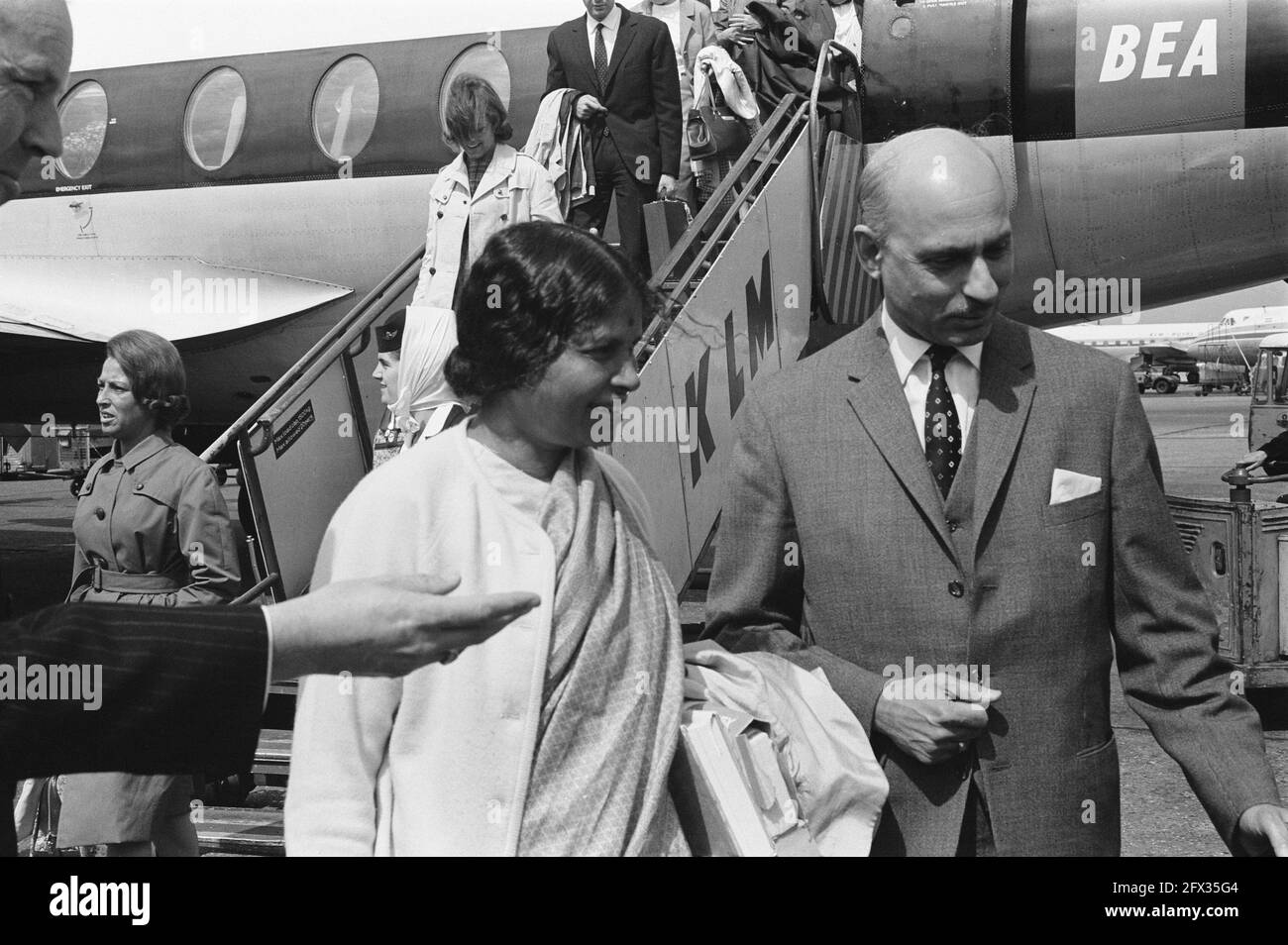 Sig.ra Lakshmi Planon Ministro indiano degli Affari Esteri all'aeroporto di Schiphol, 27 giugno 1963, Paesi Bassi, foto dell'agenzia stampa del XX secolo, notizie da ricordare, documentario, fotografia storica 1945-1990, storie visive, Storia umana del XX secolo, che cattura momenti nel tempo Foto Stock