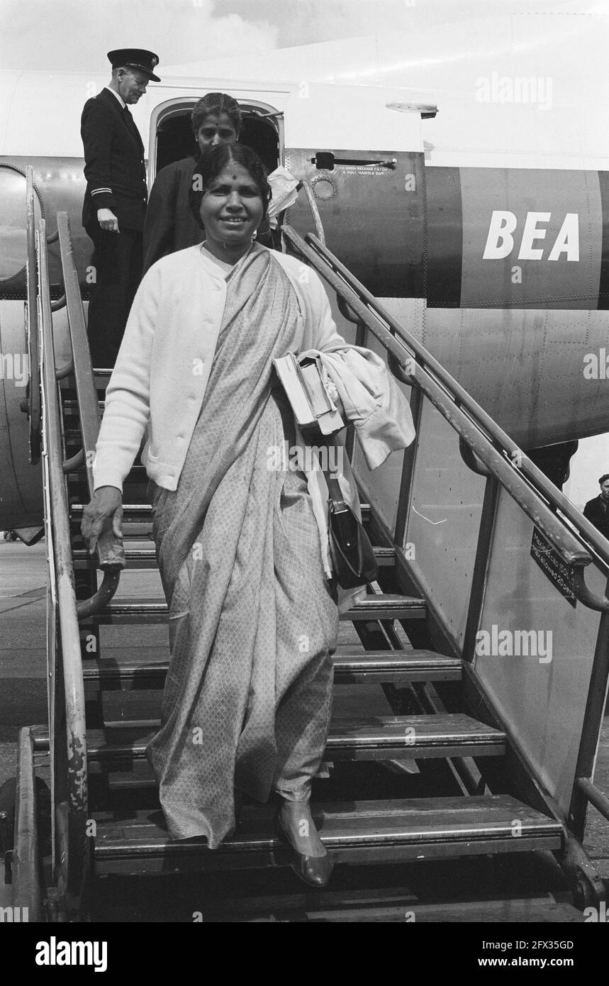 Sig.ra Lakshmi Planon Ministro indiano degli Affari Esteri all'aeroporto di Schiphol, 27 giugno 1963, Paesi Bassi, foto dell'agenzia stampa del XX secolo, notizie da ricordare, documentario, fotografia storica 1945-1990, storie visive, Storia umana del XX secolo, che cattura momenti nel tempo Foto Stock