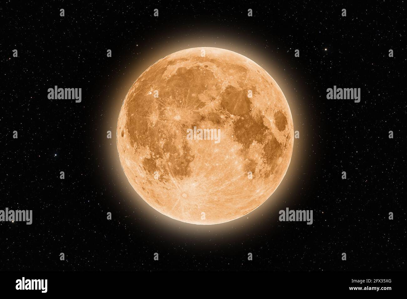 Alone di superluna arancione pieno circondato da stelle su nero cielo di notte sfondo Foto Stock