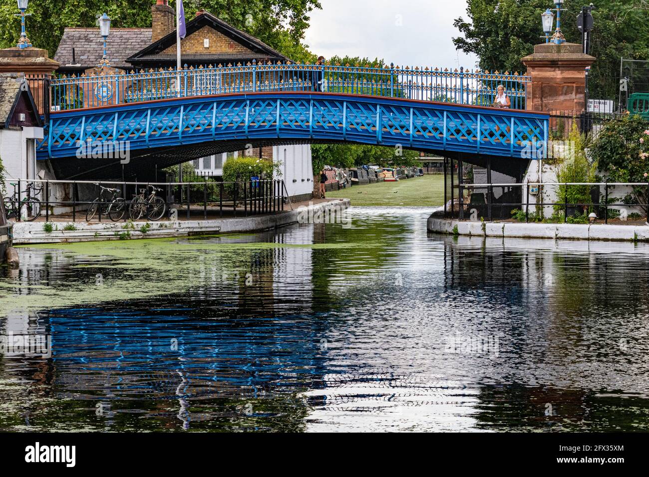 Dettagli colorati del Blue Westbourne Terrace Road Bridge e del Grand Union Canal con riflessi a Little Venice, Londra. Foto Stock