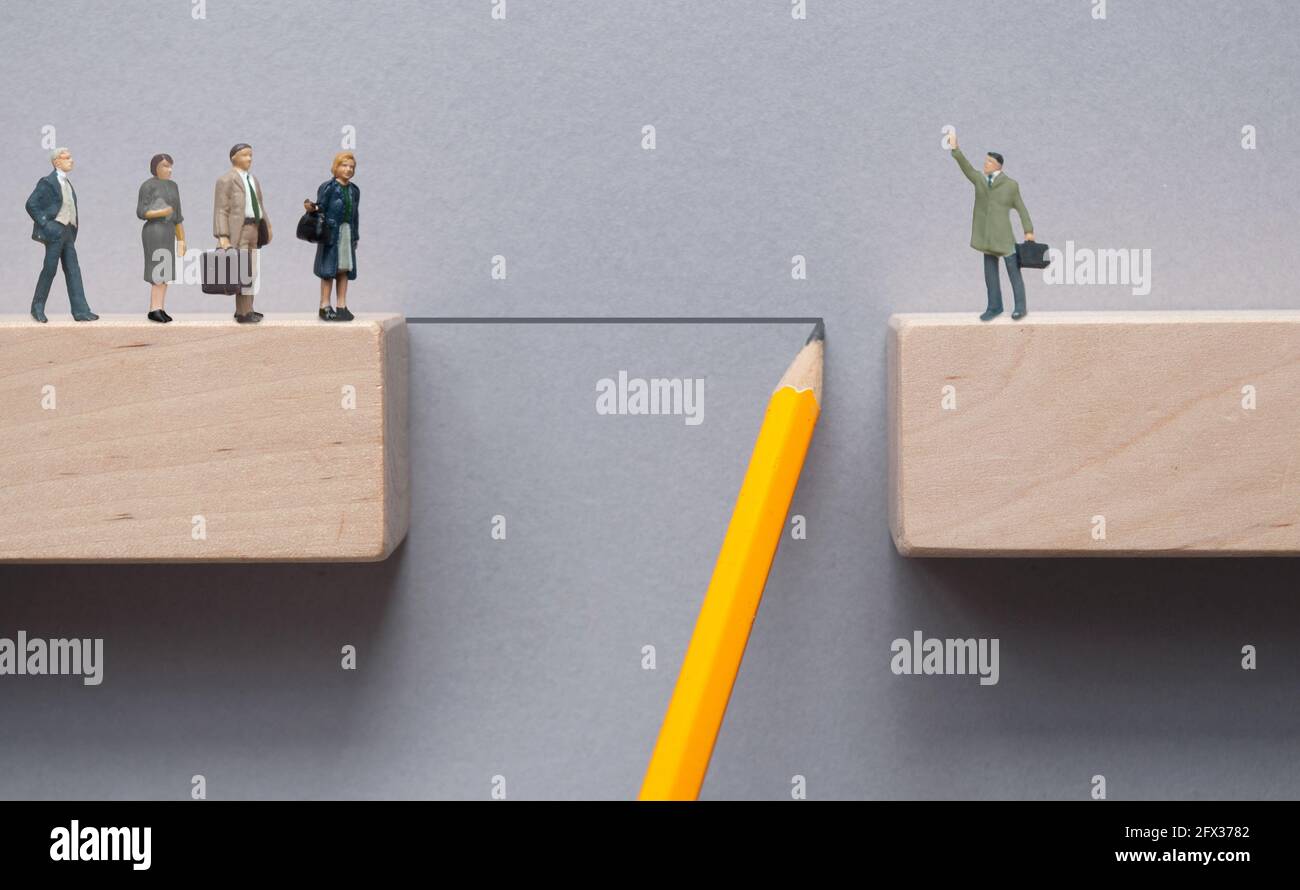 Schizzo a matita che colma lo spazio tra i blocchi di legno per la miniatura squadra da attraversare Foto Stock