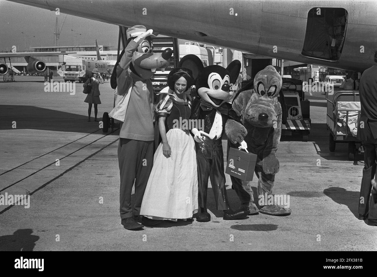 Mickey mouse all'aeroporto di Schiphol, Topolino e altri personaggi Disney, 28 agosto 1972, Paesi Bassi, foto dell'agenzia stampa del XX secolo, notizie da ricordare, documentario, fotografia storica 1945-1990, storie visive, Storia umana del XX secolo, che cattura momenti nel tempo Foto Stock