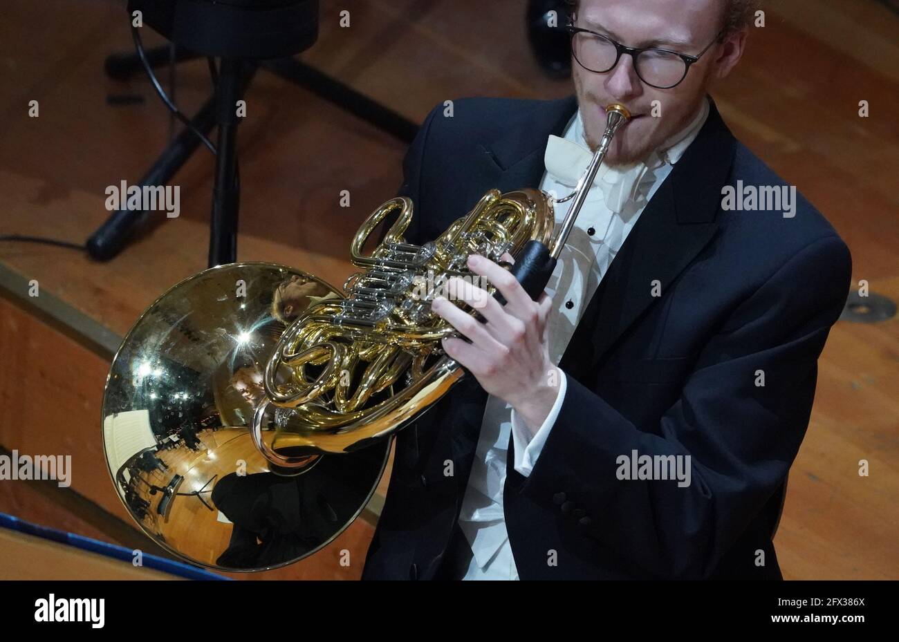 20 maggio 2021, Amburgo: Un musicista dell'Orchestra Sinfonica di Amburgo  suona il corno della Beethoven Symphony durante una prova di abbigliamento  nella Sala Grande al Laeiszhalle. La sera i Symphoniker suonano un