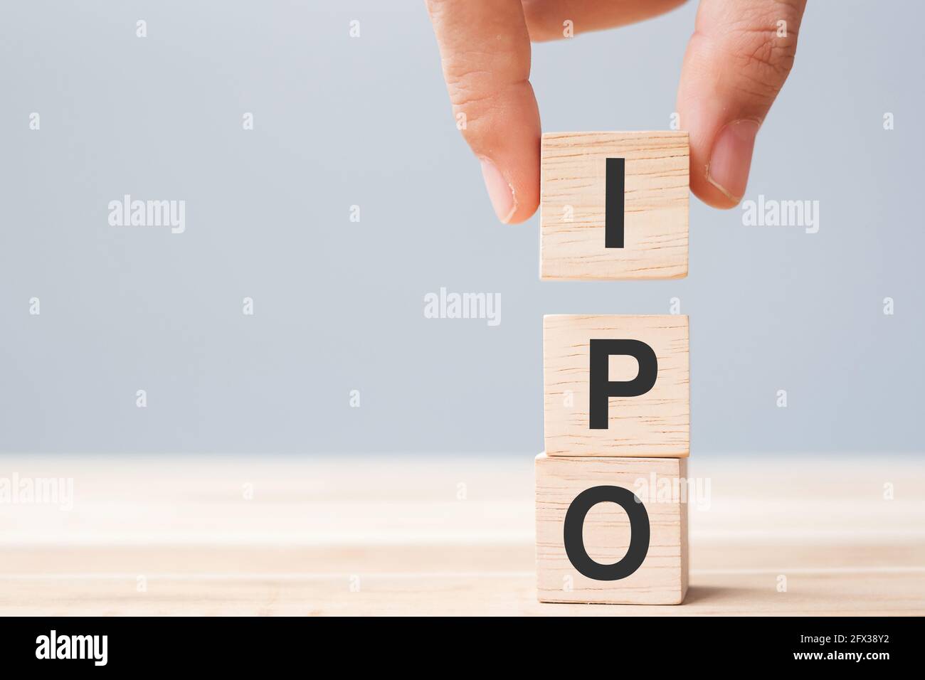 IPO (Initial Public Offering) parola con blocco cubo di legno, azioni di una società privata al pubblico in una nuova emissione di titoli. Stock, Fund, Investo Foto Stock