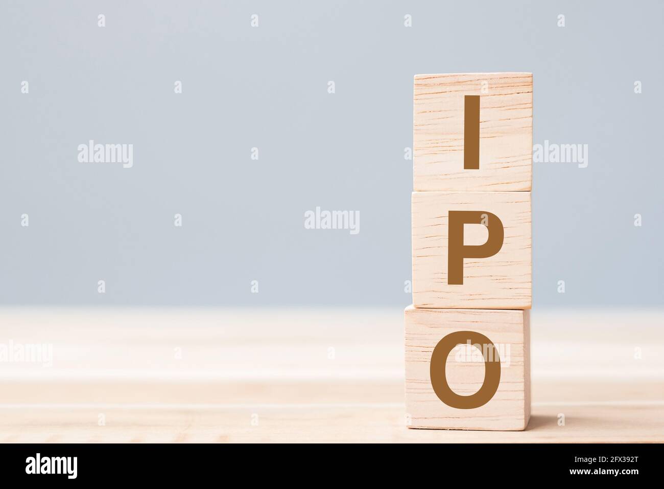 IPO (Initial Public Offering) parola con blocco cubo di legno, azioni di una società privata al pubblico in una nuova emissione di titoli. Stock, Fund, Investo Foto Stock