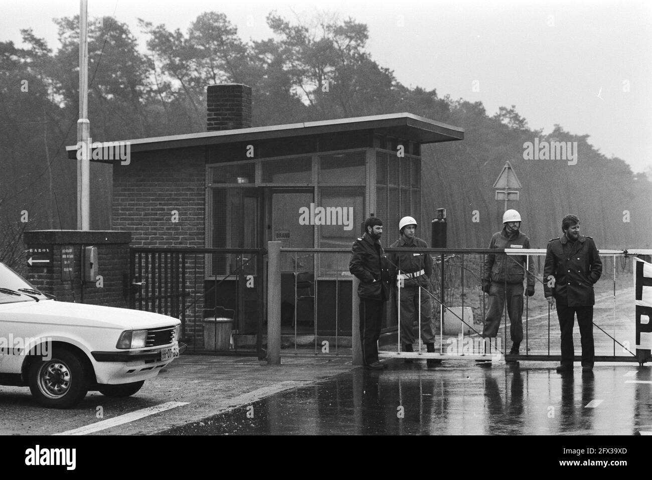 Personale militare all'ingresso della base, 19 marzo 1983, movimento di armi anti-nucleari, dimostrazioni, Campi aerei militari, Paesi Bassi, foto agenzia stampa del XX secolo, notizie da ricordare, documentario, fotografia storica 1945-1990, storie visive, Storia umana del XX secolo, che cattura momenti nel tempo Foto Stock