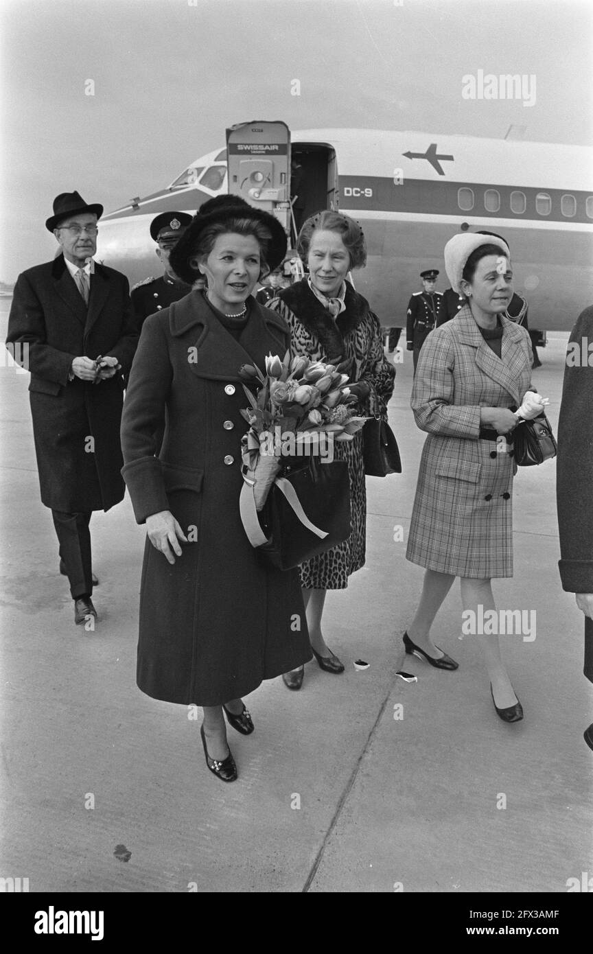 Il Ministro degli Esteri israeliano Abba Eban arriva a Schiphol per una visita ufficiale. Sinistra Sig.ra Eban in maxi coat, destra Sig.ra LUNs, 15 febbraio 1970, visite, ministri, Paesi Bassi, foto agenzia stampa del XX secolo, notizie da ricordare, documentario, fotografia storica 1945-1990, storie visive, Storia umana del XX secolo, che cattura momenti nel tempo Foto Stock