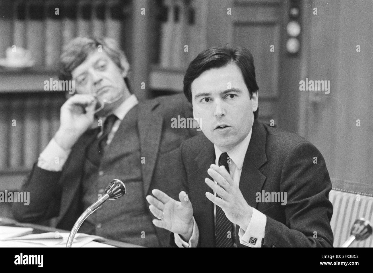 Il Ministro Brinkman (r) e il Direttore delle Arti Knopper del Ministero della WVC, 2 febbraio 1983, Politica culturale, riunioni, I Paesi Bassi, foto agenzia stampa del XX secolo, notizie da ricordare, documentario, fotografia storica 1945-1990, storie visive, Storia umana del XX secolo, che cattura momenti nel tempo Foto Stock