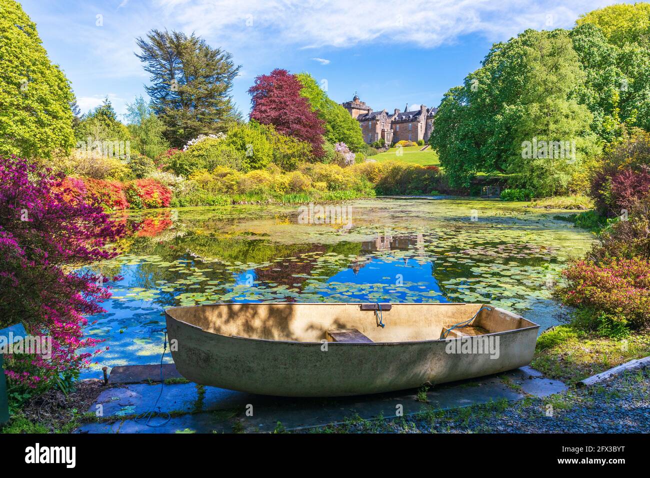 Glenapp Castle Hotel , vista dal laghetto di Azalea, Ballantrae, Ayrshire, Scozia, Regno Unito Foto Stock