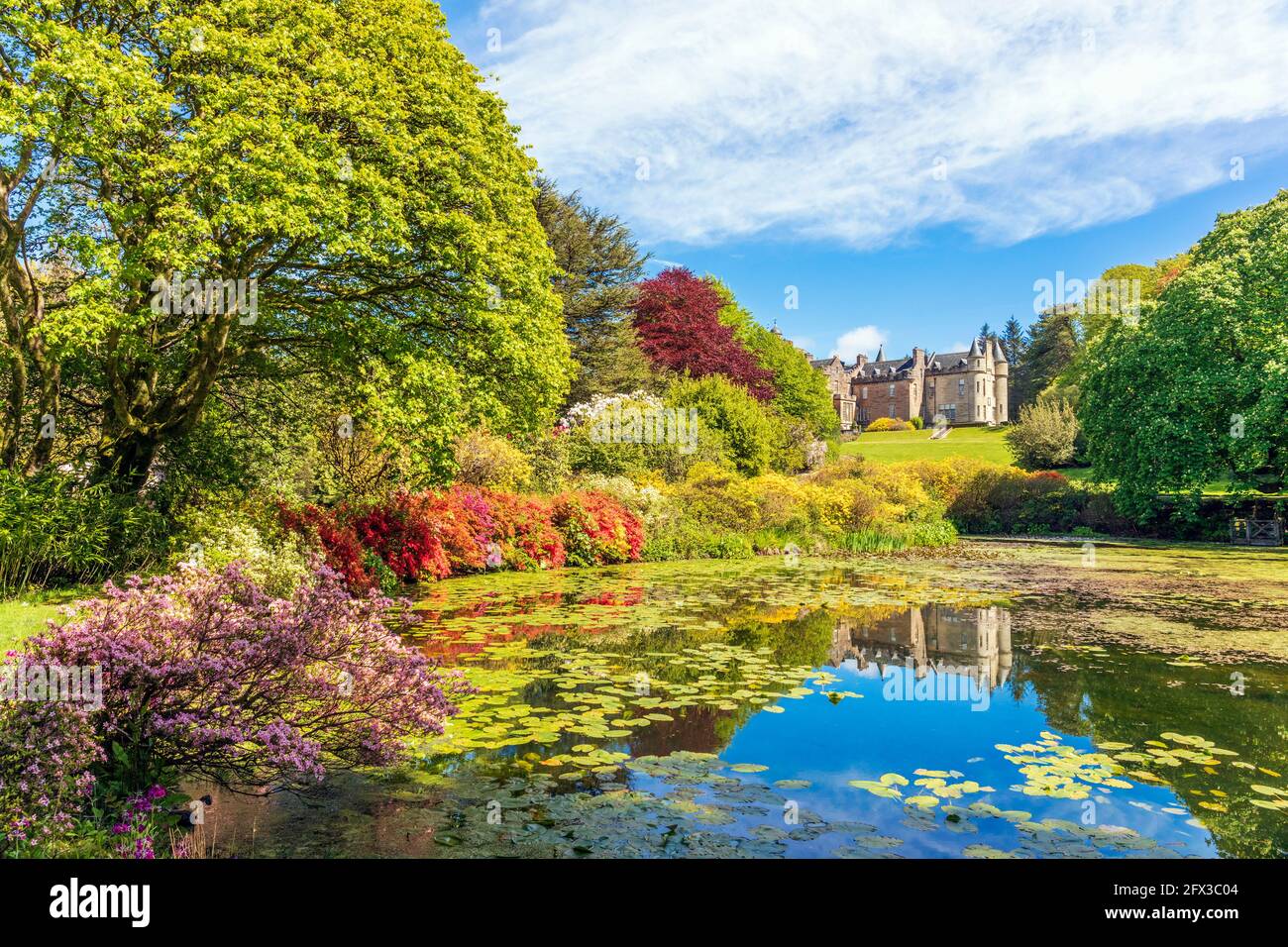 Glenapp Castle Hotel , vista dal laghetto di Azalea, Ballantrae, Ayrshire, Scozia, Regno Unito Foto Stock