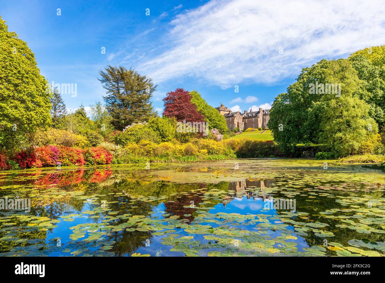 Glenapp Castle Hotel , vista dal laghetto di Azalea, Ballantrae, Ayrshire, Scozia, Regno Unito Foto Stock