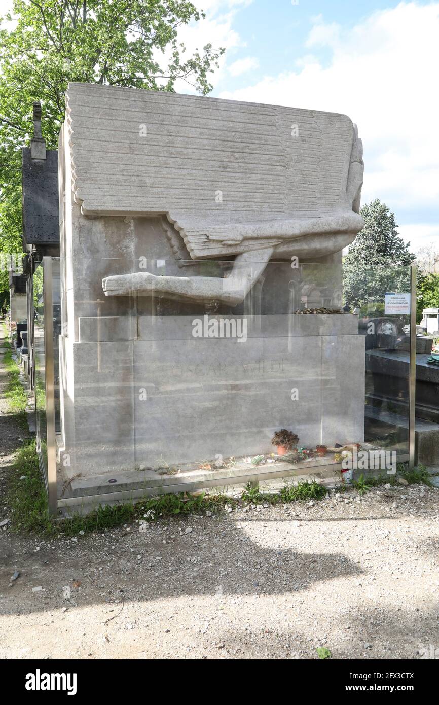 FAMOSE TOMBE AL CIMITERO DI PERE LACHAISE, PARIGI Foto Stock