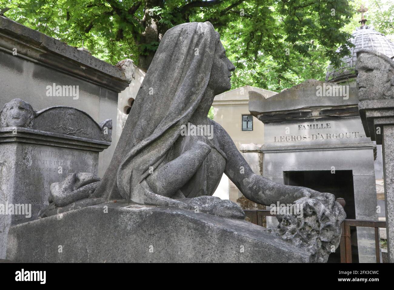 FAMOSE TOMBE AL CIMITERO DI PERE LACHAISE, PARIGI Foto Stock