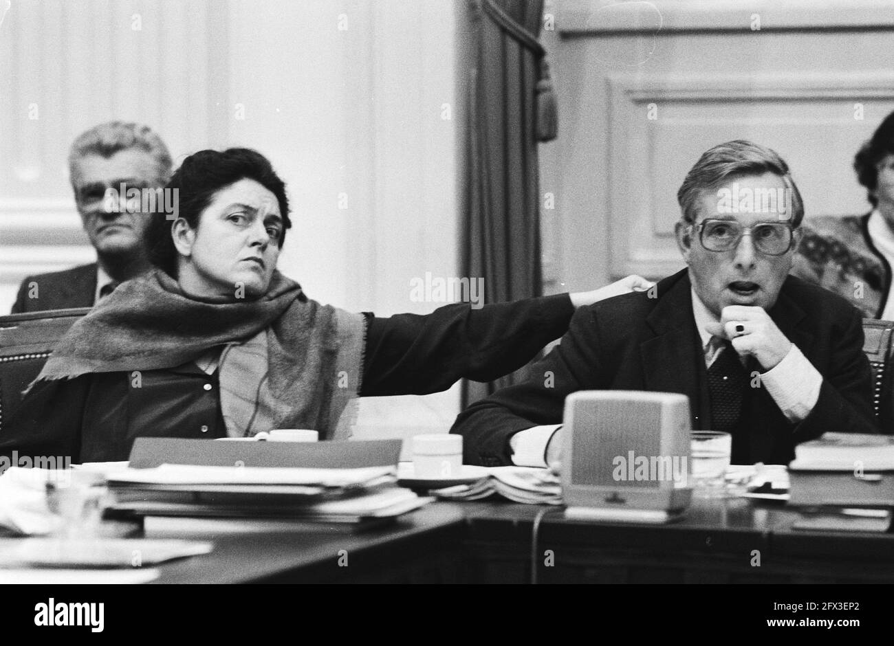 Il Ministro Schoo (cooperazione allo sviluppo) (l) e i Corti Altes (Giustizia), 25 novembre 1982, politica dei gabinetto, ministri, Dibattiti parlamentari, Paesi Bassi, foto agenzia stampa del XX secolo, notizie da ricordare, documentario, fotografia storica 1945-1990, storie visive, Storia umana del XX secolo, che cattura momenti nel tempo Foto Stock