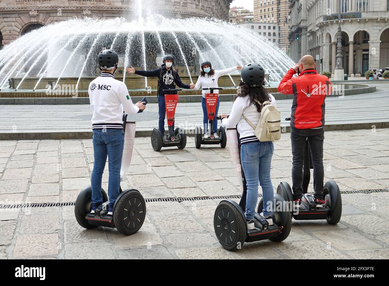 Un gruppo di turisti partecipa a un tour di Genova su scooter Segway. Genova Italia - Maggio 2021. Foto Stock