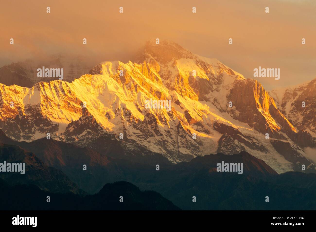 Tramonto sulle cime di Chaukhamba, un massiccio montano nel Gruppo Gangotri del Garhwal Himalaya. Si trova alla testa del Ghiacciaio Gangotri a Uttarakhan Foto Stock
