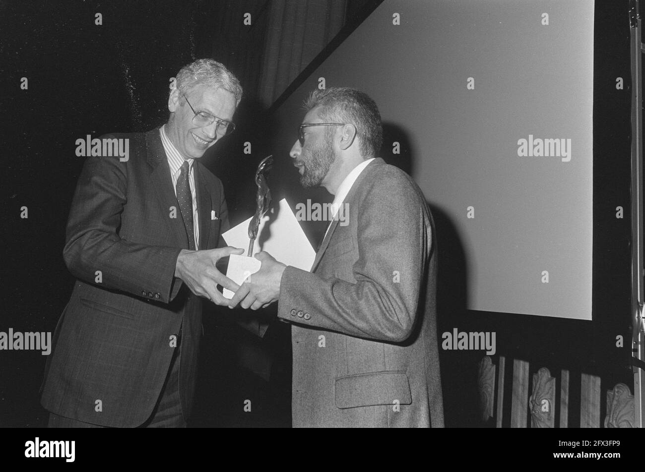 Il Ministro Van den Broek presenta il premio al vincitore della World Press Photo 87 Alon Reiniger (l), 16 aprile 1987, fotografia, premi, I Paesi Bassi, foto agenzia stampa del XX secolo, notizie da ricordare, documentario, fotografia storica 1945-1990, storie visive, Storia umana del XX secolo, che cattura momenti nel tempo Foto Stock