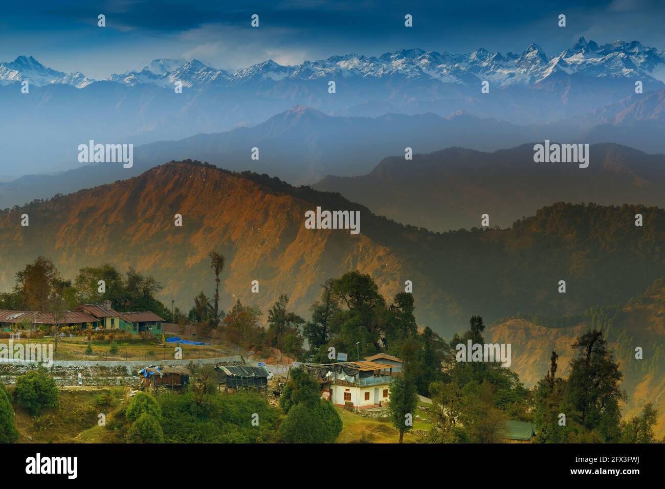Vista del tramonto su Chaukhamba , un massiccio montano nel gruppo Gangotri del Garhwal Himalaya. Si trova alla testa del Ghiacciaio Gangotri a Uttarakhan Foto Stock