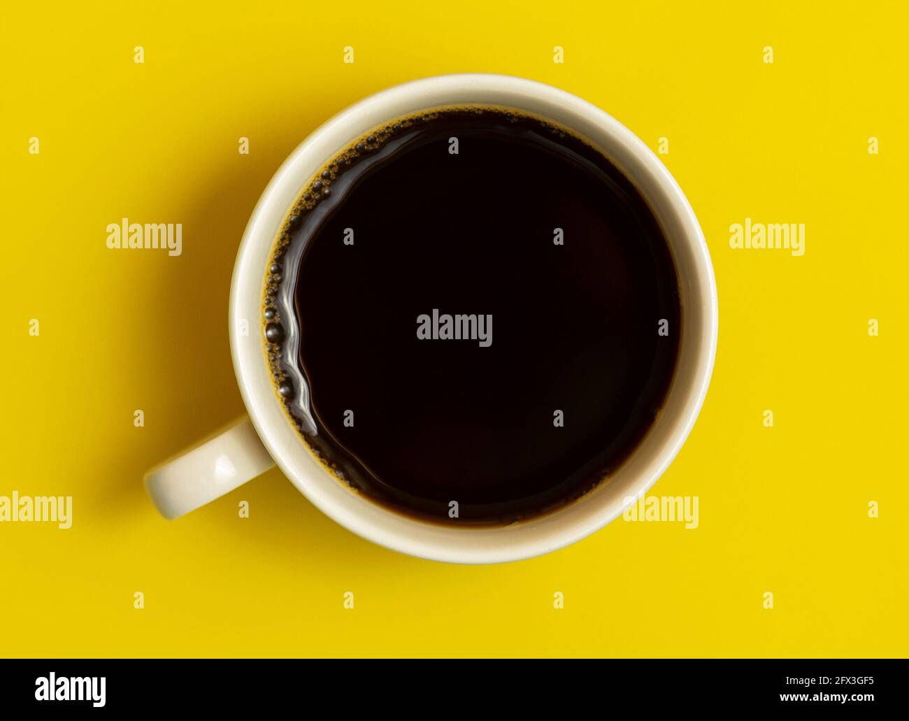 Vista superiore di caffè nero cup su sfondo giallo Foto Stock