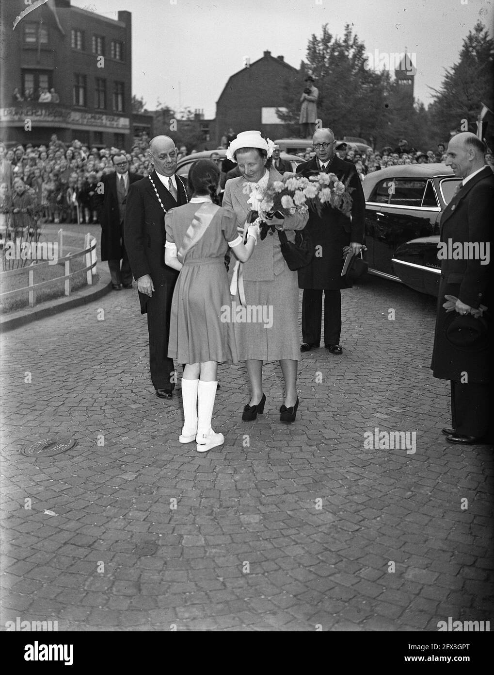 Principessa Juliana alla miniera di stato Maurits. Ragazza offre fiori alla principessa, 26 aprile 1948, visite, famiglia reale, Miniere, miniere, principesse, Paesi Bassi, foto agenzia stampa del XX secolo, notizie da ricordare, documentario, fotografia storica 1945-1990, storie visive, Storia umana del XX secolo, che cattura momenti nel tempo Foto Stock