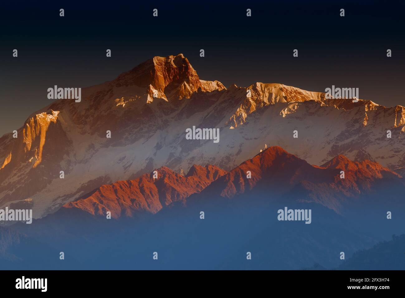 Alba a Chaukhamba , un massiccio montano nel gruppo Gangotri del Garhwal Himalaya. Si trova alla testa del Ghiacciaio Gangotri a Uttarakhand, i Foto Stock