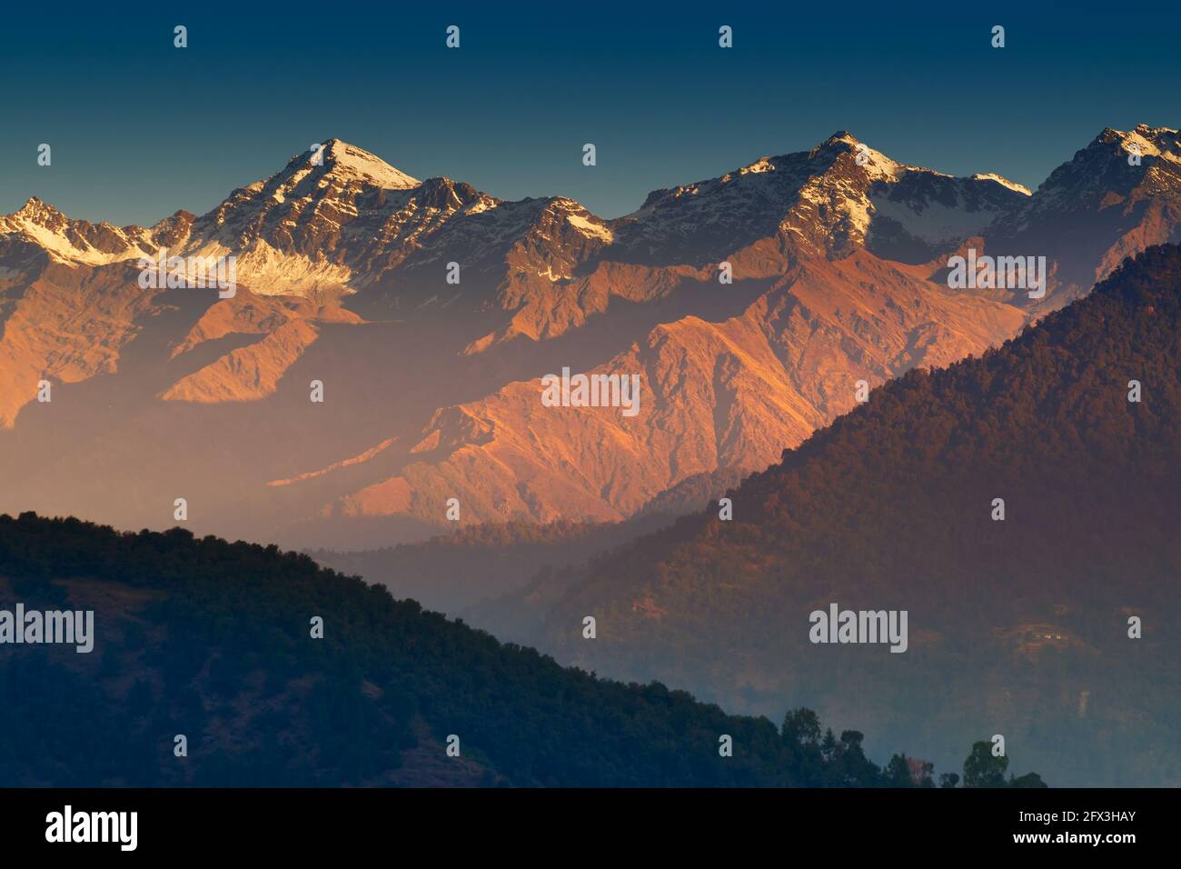 Alba a Chaukhamba , un massiccio montano nel gruppo Gangotri del Garhwal Himalaya. Si trova alla testa del Ghiacciaio Gangotri a Uttarakhand, i Foto Stock