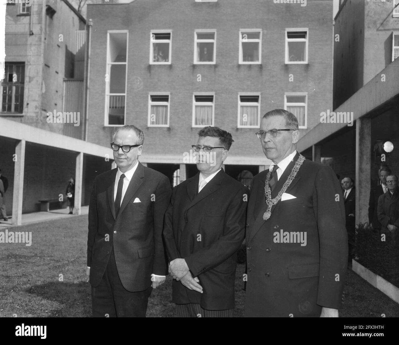 Il Ministro Vrolijk (a destra) ha presentato il sindaco Van Hall con il libro Ondergang nell'ex teatro di Amsterdam, Ministro di sinistra Vrolijk , 22 aprile 1965, libri, sindaci, Handover, teatri, Paesi Bassi, foto agenzia stampa del XX secolo, notizie da ricordare, documentario, fotografia storica 1945-1990, storie visive, Storia umana del XX secolo, che cattura momenti nel tempo Foto Stock