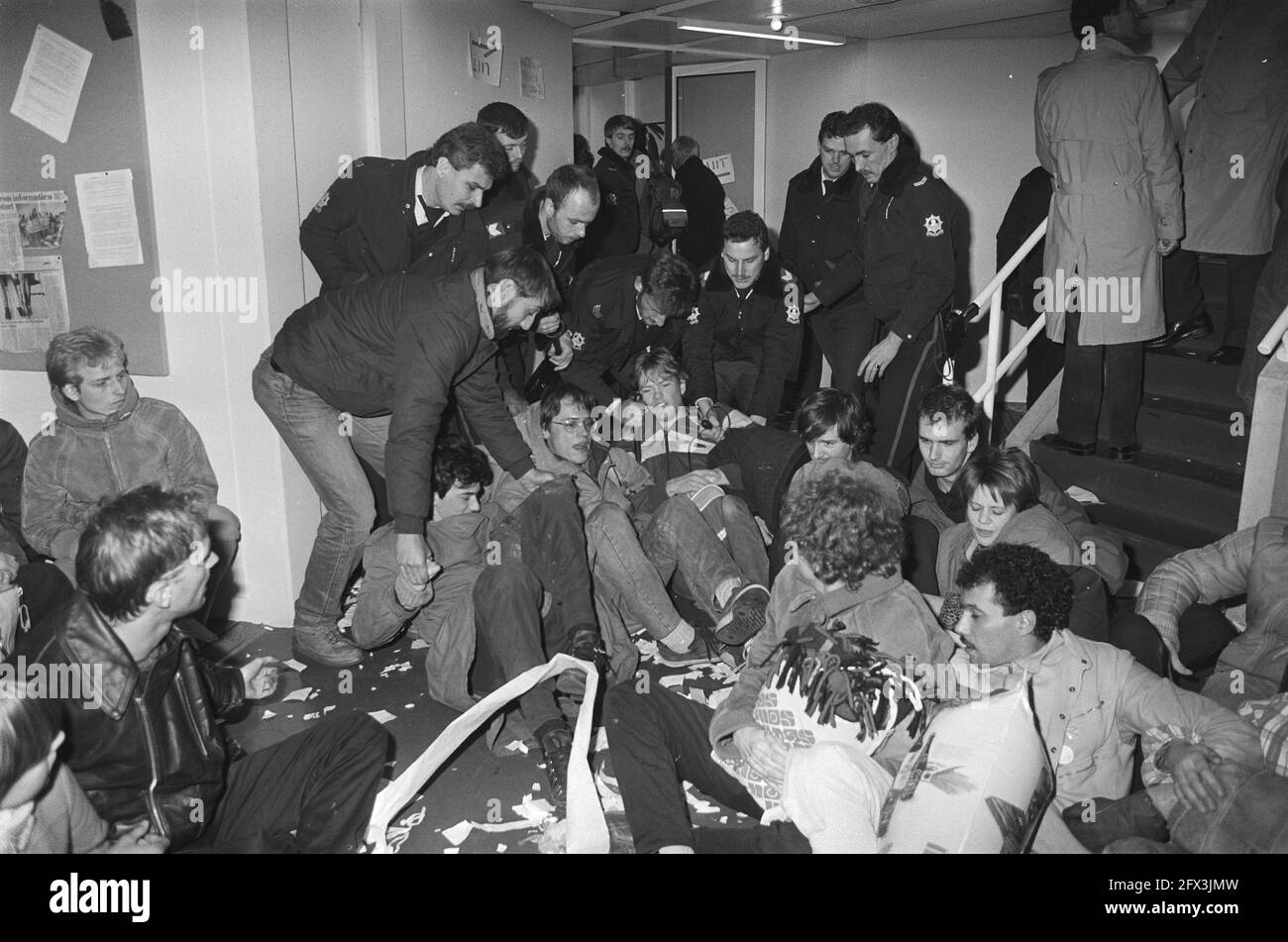 Ministero dell'Istruzione e della Scienza occupato da studenti in relazione al finanziamento degli studenti; polizia rimuovere gli occupanti, 28 novembre 1985, POLIZIA, STUDENTI, Occupazione, finanza studentesca, Paesi Bassi, foto agenzia stampa del XX secolo, notizie da ricordare, documentario, fotografia storica 1945-1990, storie visive, Storia umana del XX secolo, che cattura momenti nel tempo Foto Stock