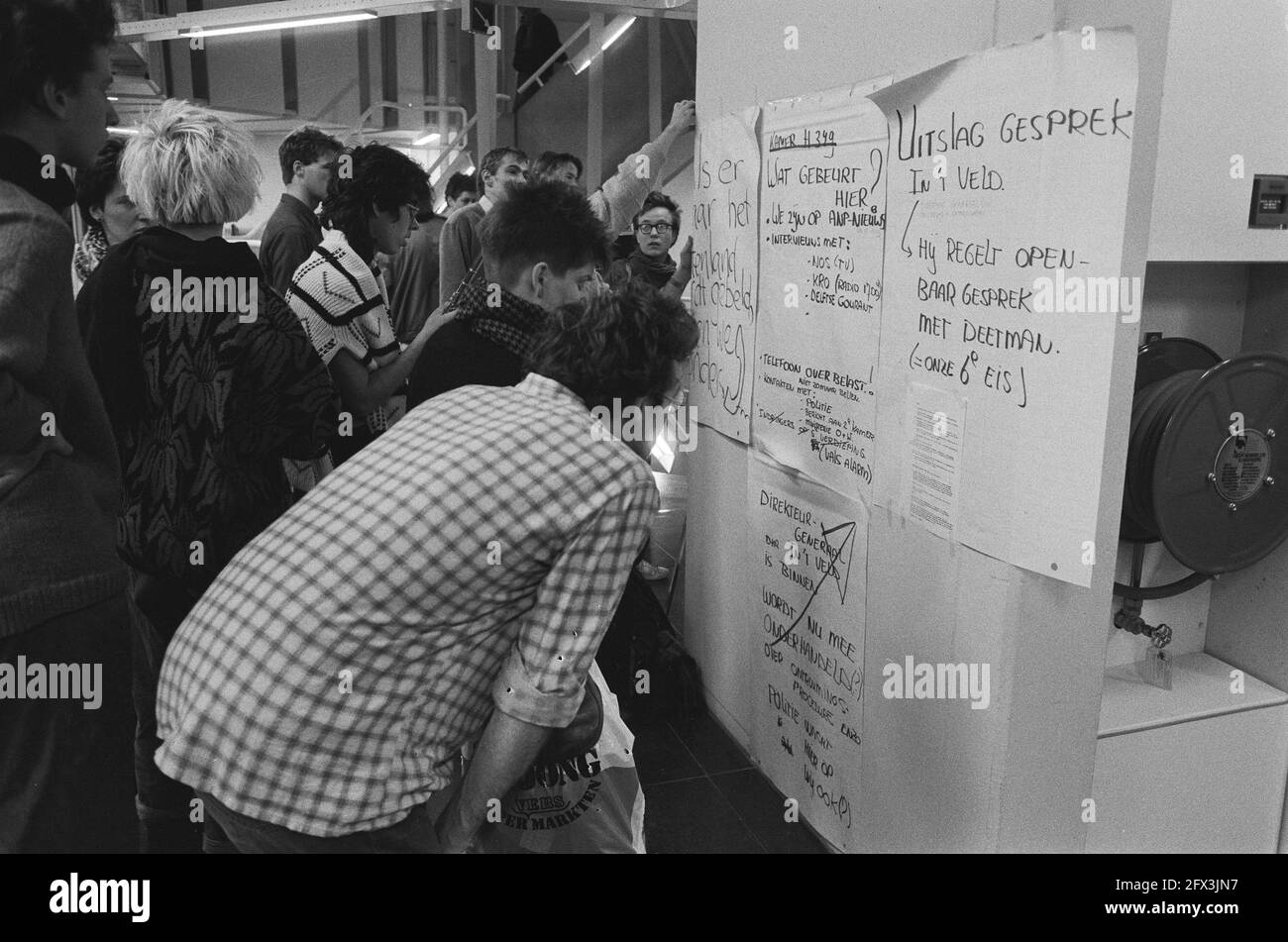 Ministero dell'Istruzione e della Scienza occupato da studenti in relazione al finanziamento degli studenti; polizia rimuovere gli occupanti, 28 novembre 1985, POLIZIA, STUDENTI, Occupazione, finanza studentesca, Paesi Bassi, foto agenzia stampa del XX secolo, notizie da ricordare, documentario, fotografia storica 1945-1990, storie visive, Storia umana del XX secolo, che cattura momenti nel tempo Foto Stock