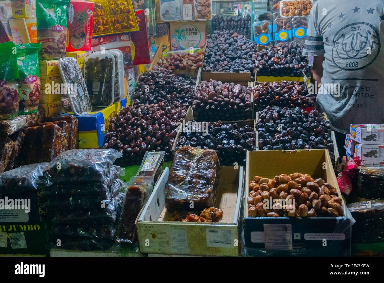 VECCHIO MERCATO, NUOVA DELHI, INDIA - OTTOBRE 28 2018 : Phoenix dactylifera, comunemente conosciuto come data o palma della data, è un articolo comune e famoso della frutta - essendo s. Foto Stock