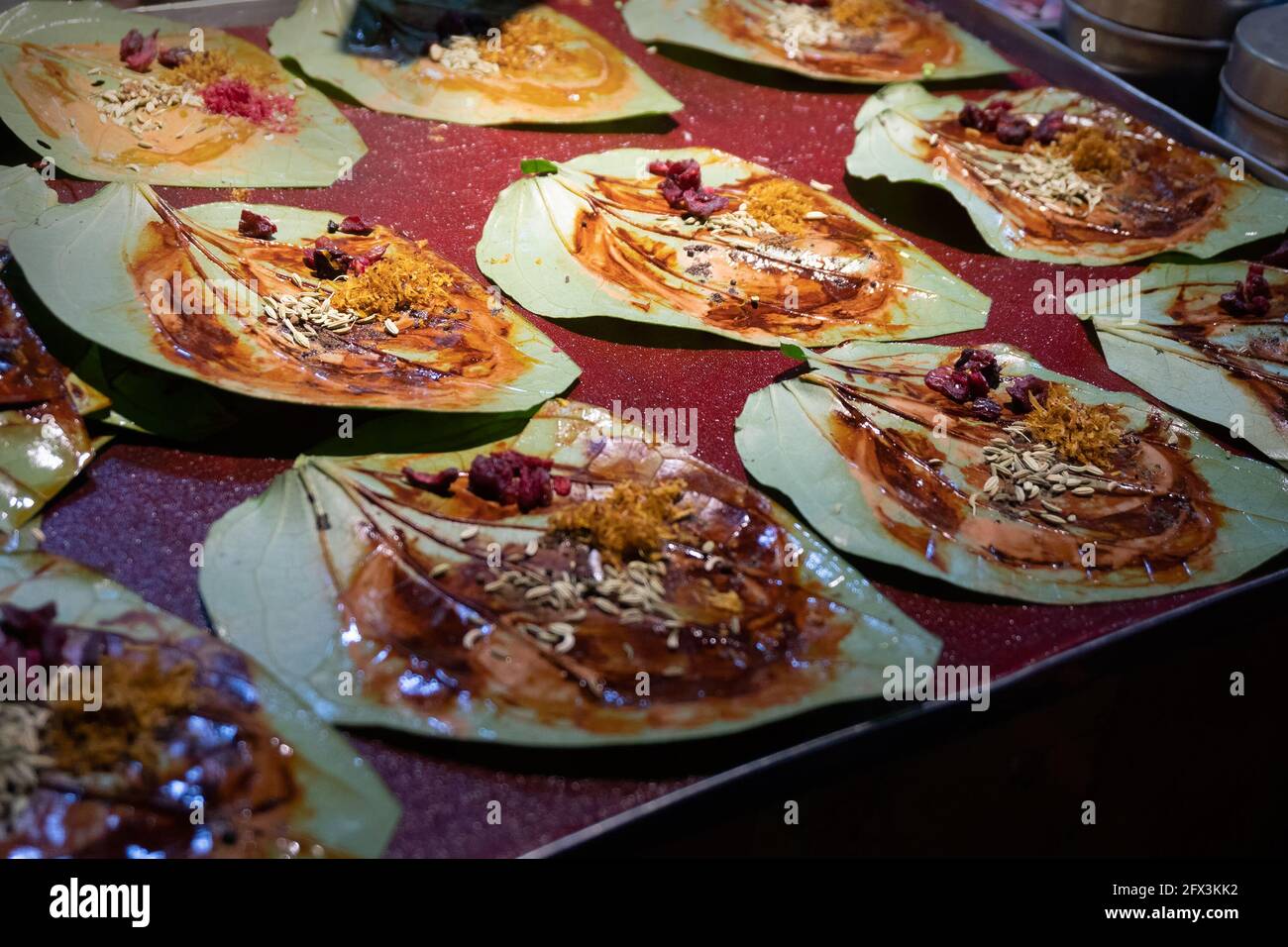 Paan, che significa foglia, è una preparazione che combina foglia di betel con la noce di areca ampiamente consumata in India. Viene masticato per il suo eff stimolante e psicoattivo Foto Stock