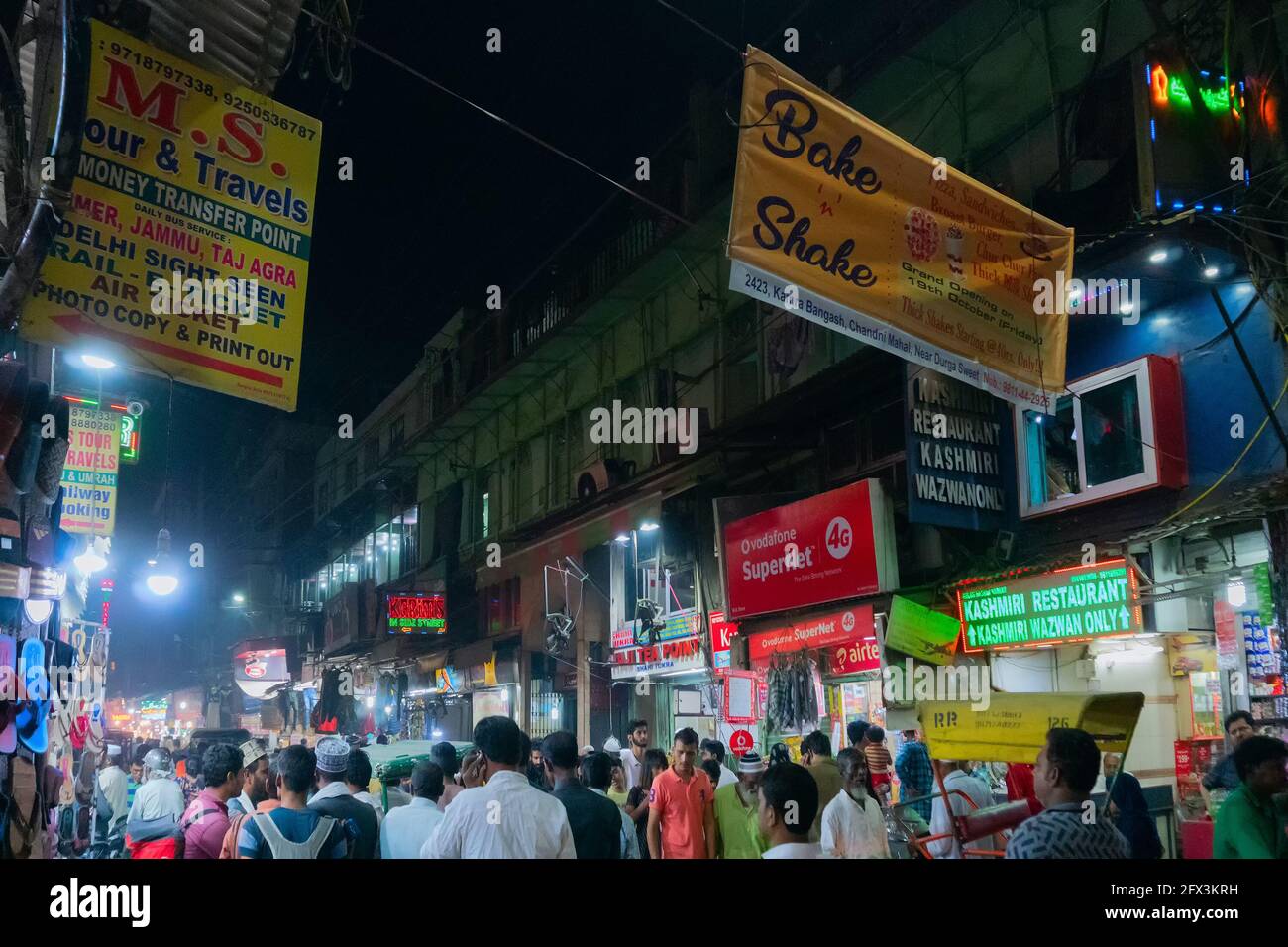 VECCHIO MERCATO, NUOVA DELHI, INDIA - OTTOBRE 28 2018 : il mercato occupato vecchia delhi in serata. E' famoso per il suo cibo, frutta, artigianato, vestiti A. Foto Stock