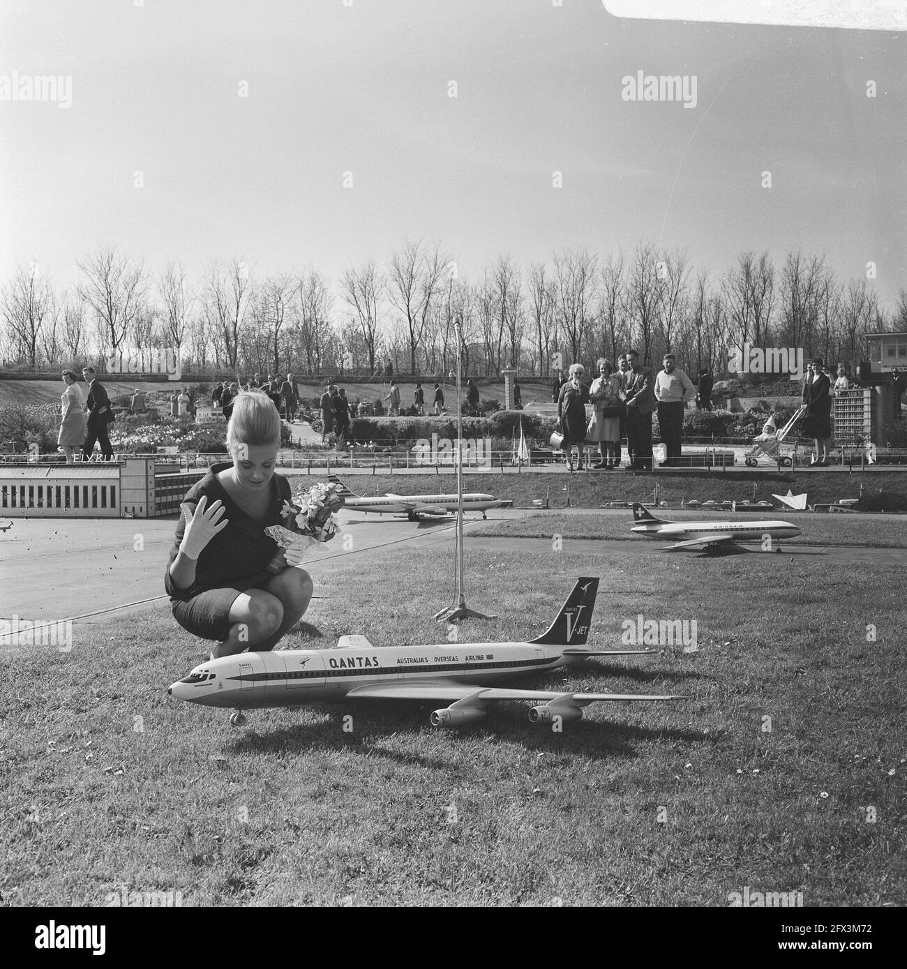 Miss Australia con modello di aeromobile a Madurodam, 29 aprile 1966, modelli di aeromobili, Paesi Bassi, foto agenzia stampa del xx secolo, notizie da ricordare, documentario, fotografia storica 1945-1990, storie visive, Storia umana del XX secolo, che cattura momenti nel tempo Foto Stock