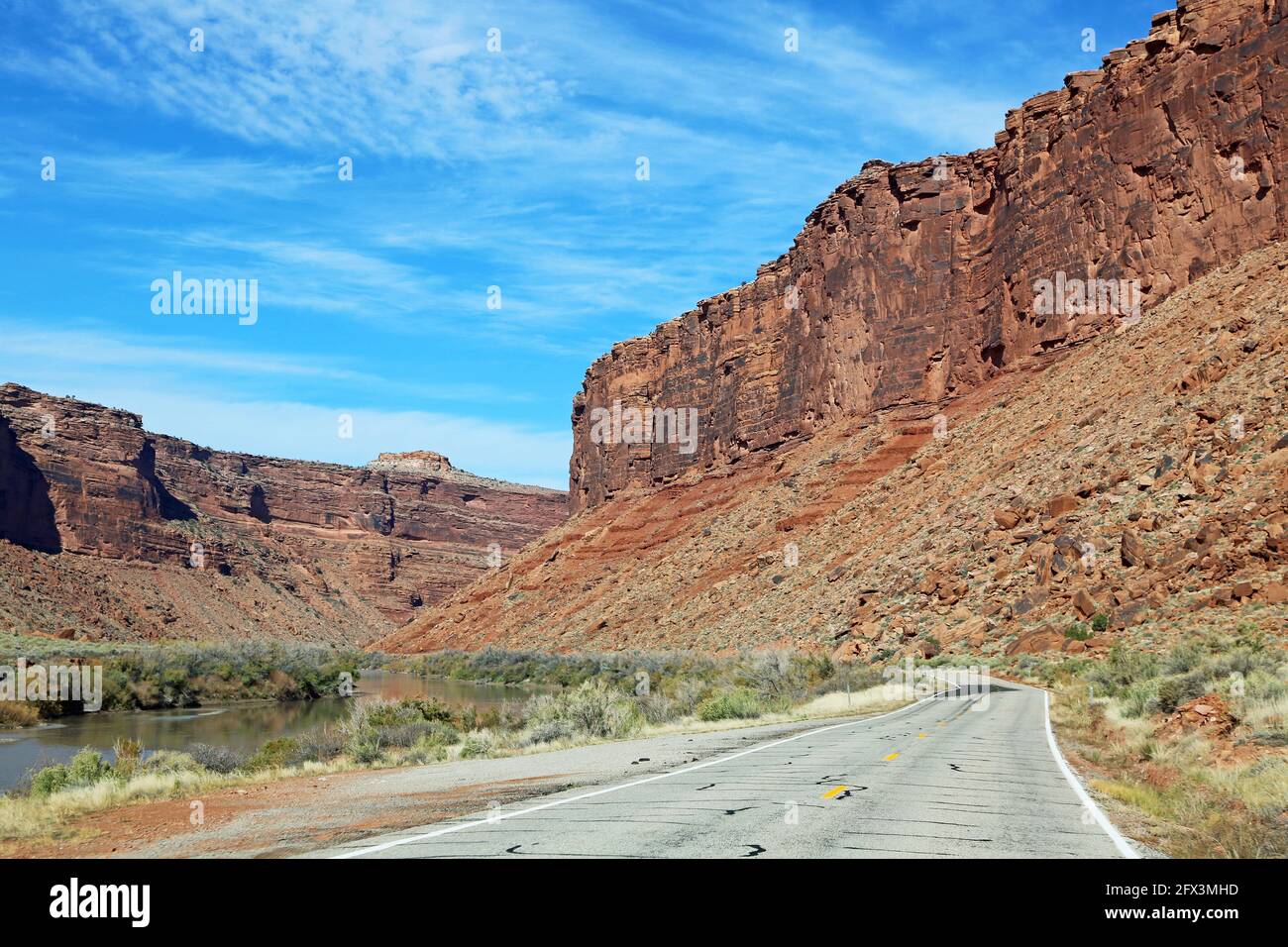 Strada panoramica nel canyon del fiume Colorado, Utah Foto Stock