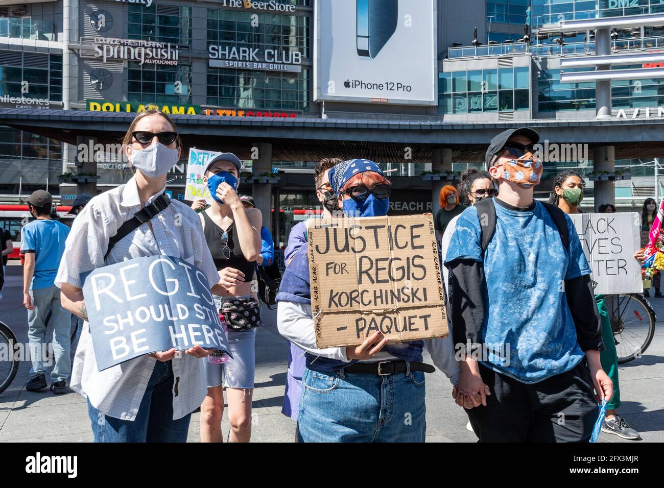 Black Lives Matters protesta in Yonge-Dundas Square a Toronto, Canada. Le persone che hanno firmato "Giustizia per Regis Korchinski Paquet" e "Regis S Foto Stock