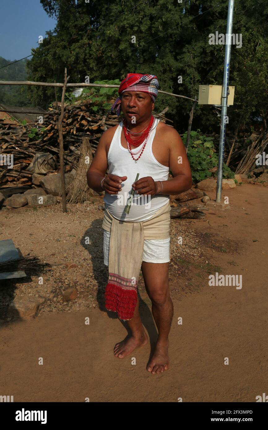 Tribù LANJIA SAORA - uomo tribale che indossa la lunga e stretta striscia di panno di lombo conosciuto anche come Arsi olekan nella lingua locale. Odisha, India Foto Stock