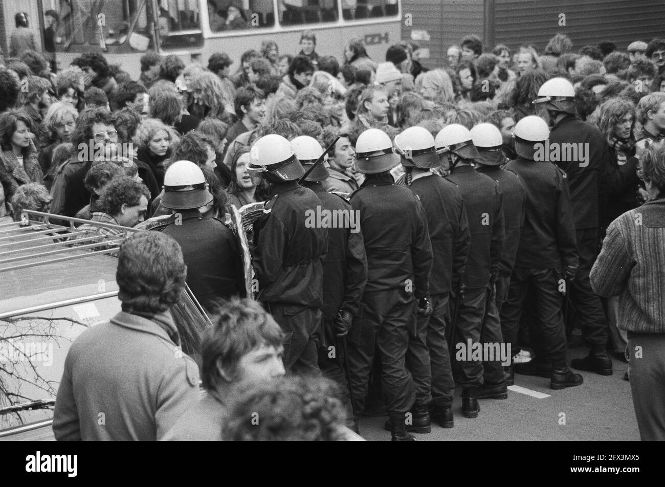 Unità mobile spinge gli squadratori fuori da Rijgersbergen Street (Re-Housing), 3 aprile 1980, KRAKERS, unità mobile, I Paesi Bassi, foto agenzia stampa del XX secolo, notizie da ricordare, documentario, fotografia storica 1945-1990, storie visive, Storia umana del XX secolo, che cattura momenti nel tempo Foto Stock