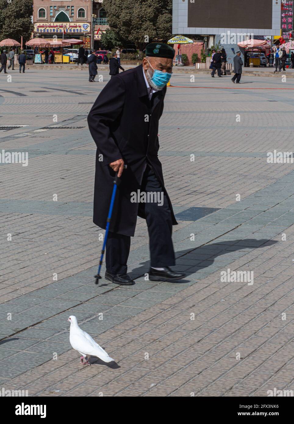Un vecchio Uighur che lascia la Moschea Id Kah .Kashgar, Xingiang, Cina 2019 Foto Stock