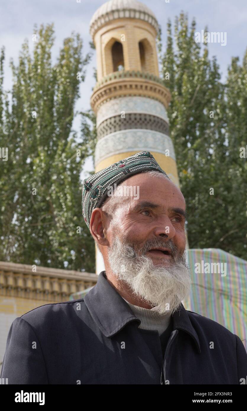 Un vecchio uomo Uighur fuori dalla Moschea Id Kah. Kashgar, Xingiang, Cina 2019 Foto Stock